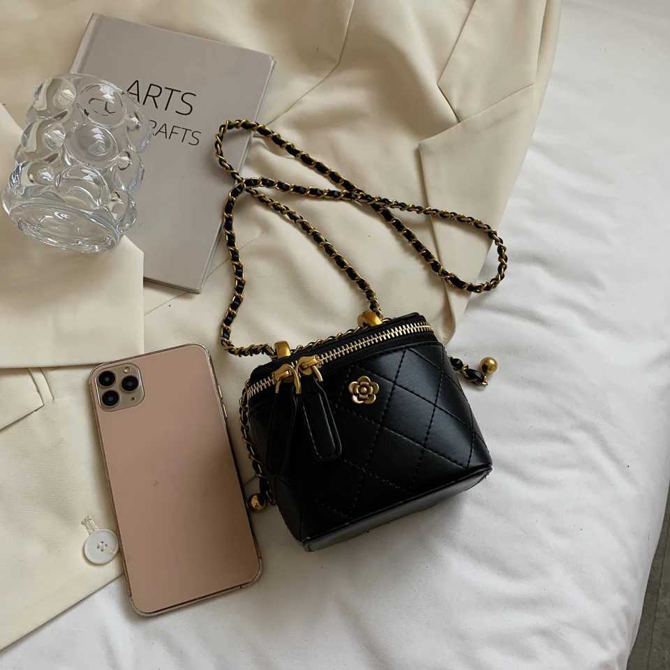 A small handbag made of exquisite colored PU material fashionable and popular styles improves temperament. Y250603