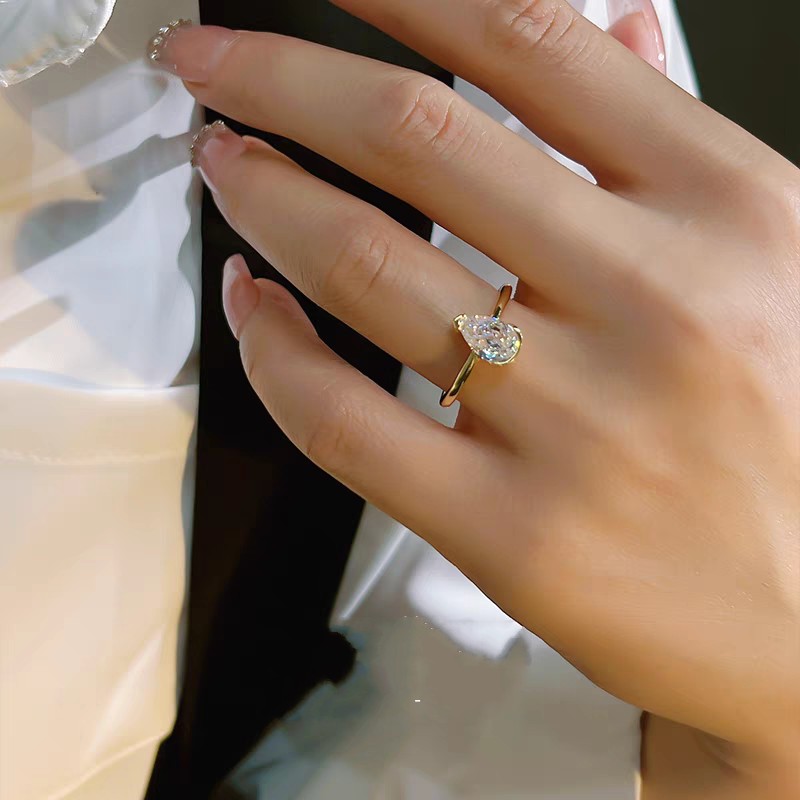 2025 Choucong Luxury Wedding Rings Noble Jewelry Real 100% 925 Sterling Silver Pear Cut White Moissanite Diamond Party Eternity 18K Gold Women Bride R