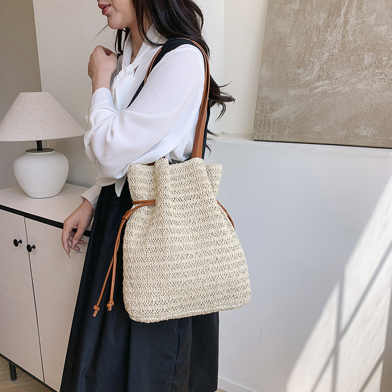designer Casual Handmade Straw Shoulder Bag for Women 2025 New Summer Beach Vacation Large Capacity Drawstring Tote Woven Bag