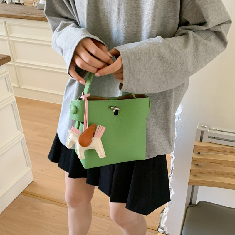 designer Minimalist Casual Lychee Texture Handheld Bucket Bag for Women 2025 New Versatile Fashion Crossbody Bag with High-end Feel Handbag