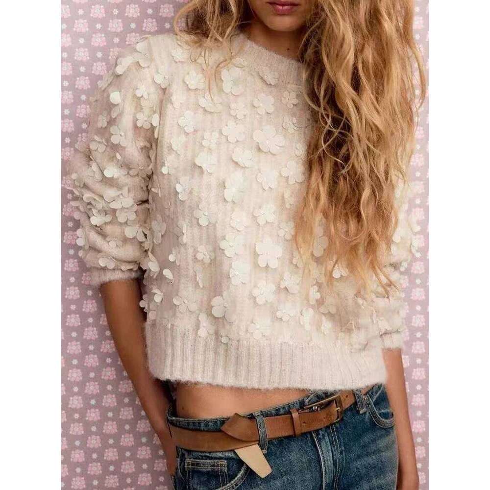 Autumn And Winter New Women's High-End Flower Decoration Splicing Long-Sleeved Round Neck Sweater