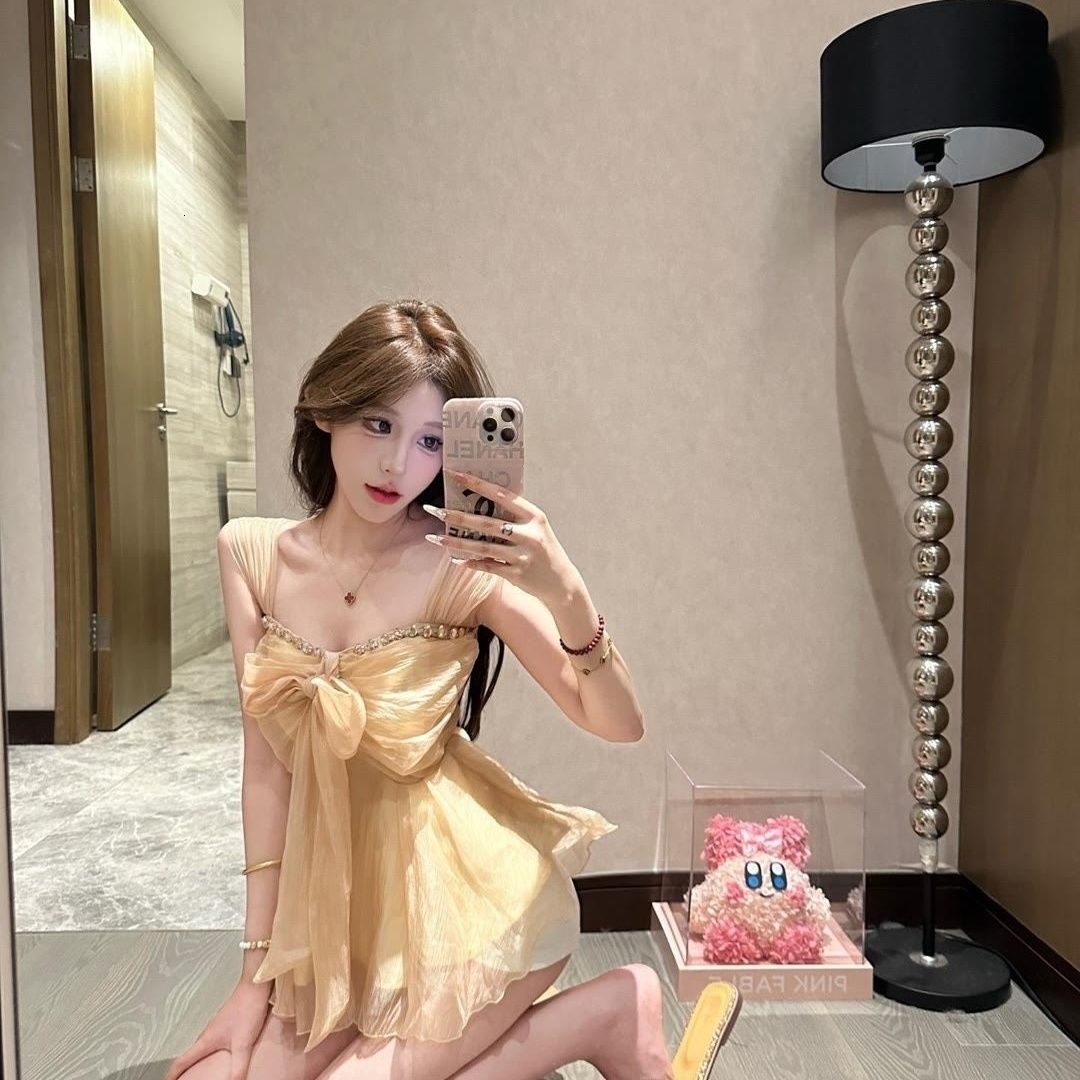 2025 New Spring and Summer Women's T-shirt New Light Luxury Bow Women's T-shirt Top Texture Designer Pure Desire Style Social Coat Multi fun
