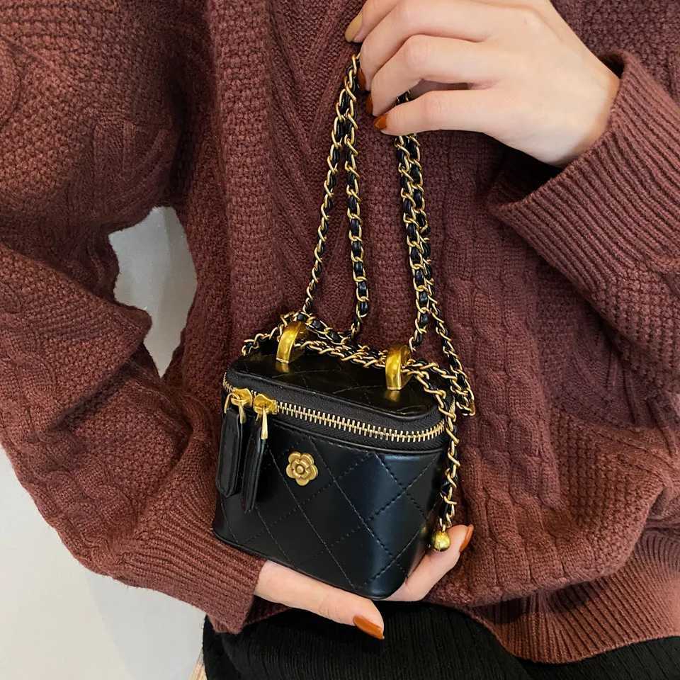 A small handbag made of exquisite colored PU material fashionable and popular styles improves temperament. Y250603