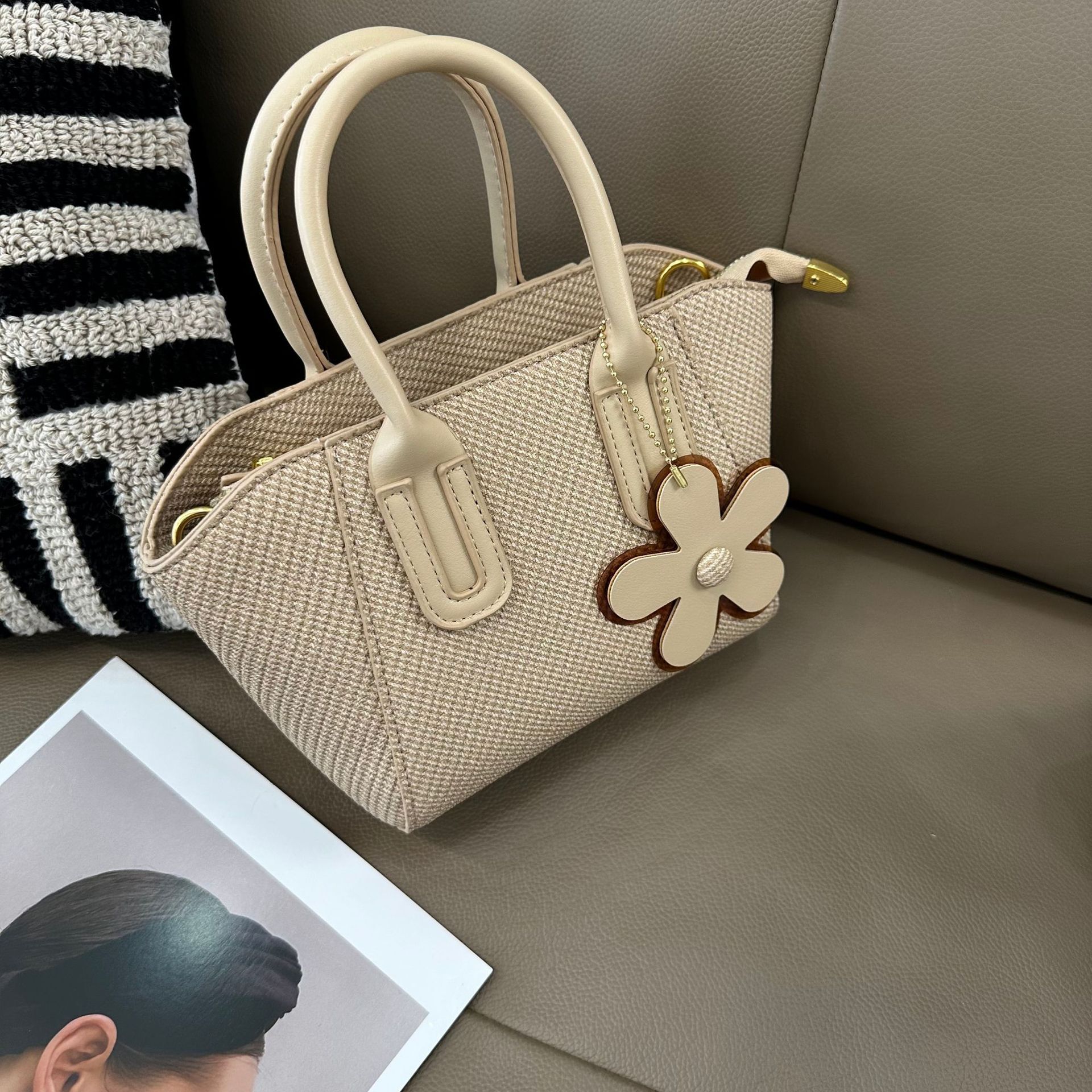 designer 2025 New Summer Single Shoulder Crossbody Bag High-end Handbag Korean Fashion Versatile Commuter Bag with Pendant Decoration