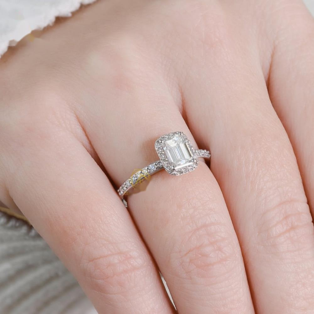 2025 Custom 14k 18k Solid Gold Halo Emerald Engagement Band Ring Fine Jewelry with Lab Grown Diamond