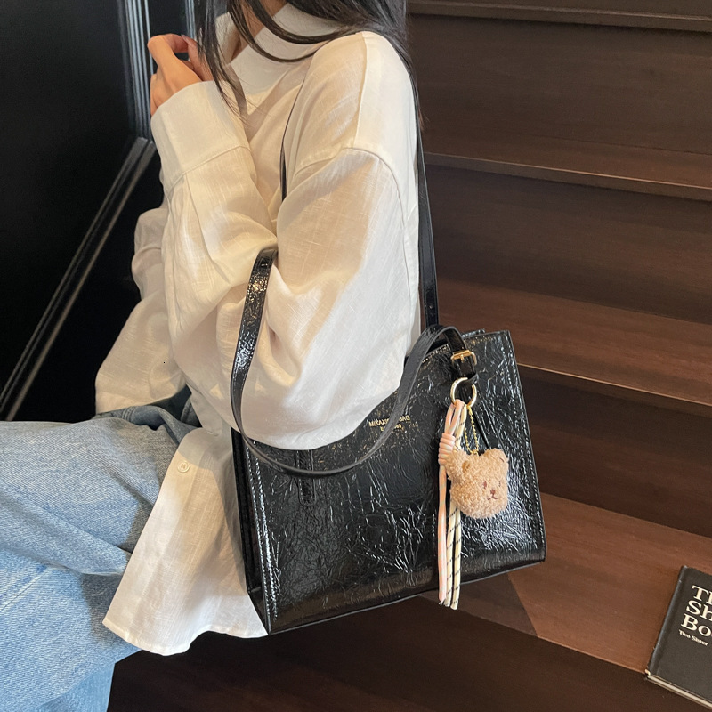 designer High-end 2025 Summer New Trendy Fashion Casual Shoulder Bag for Work Commute Underarm Bag Large Capacity Tote Bag