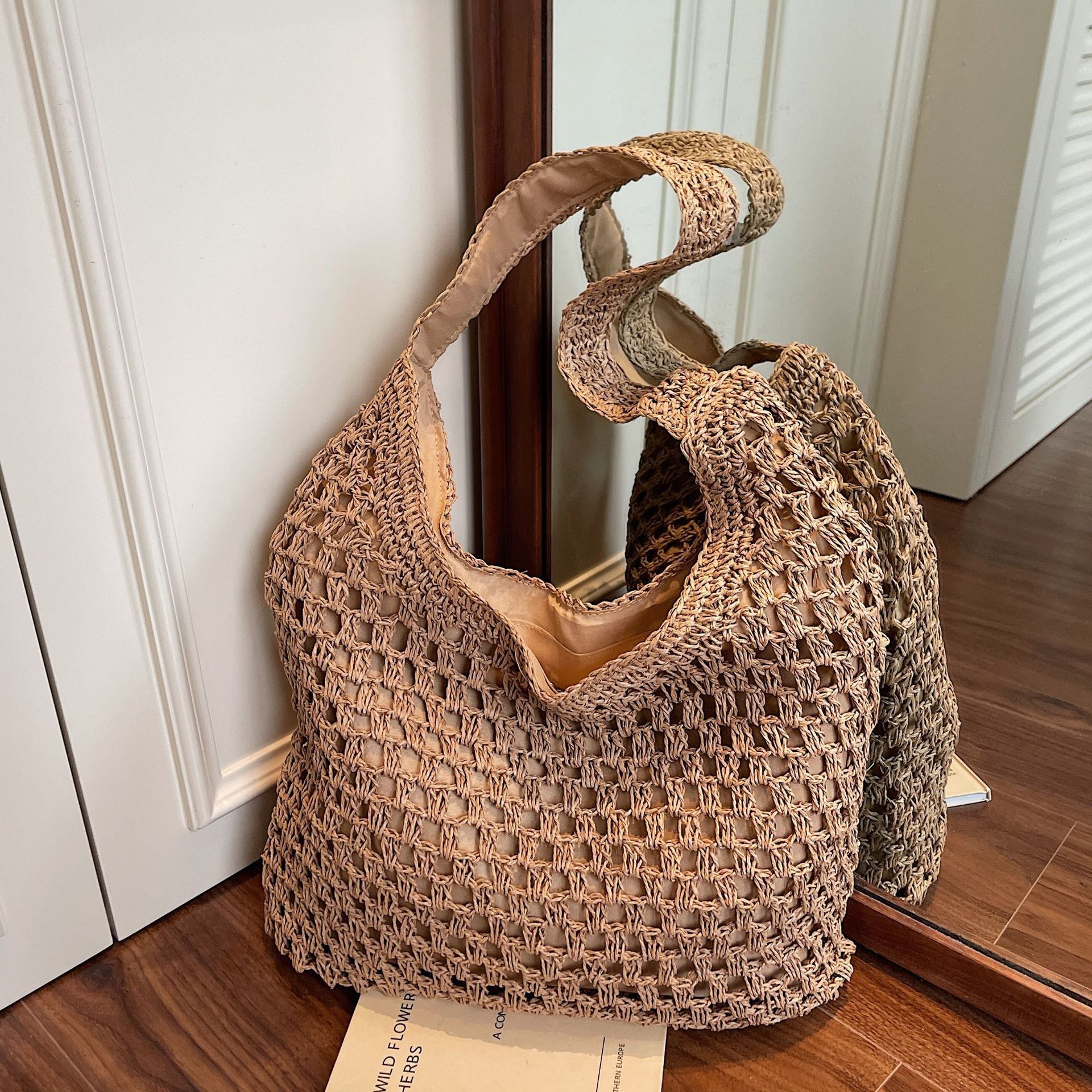 designer Large Capacity Single Shoulder Woven Underarm Bag 2025 New Hollow Mesh Straw Tote Bag Beach Vacation Bag