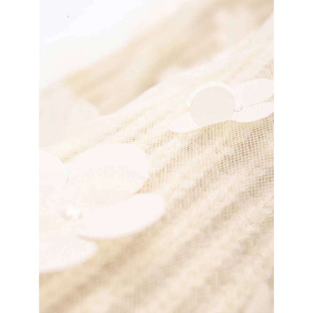 Autumn And Winter New Women's High-End Flower Decoration Splicing Long-Sleeved Round Neck Sweater