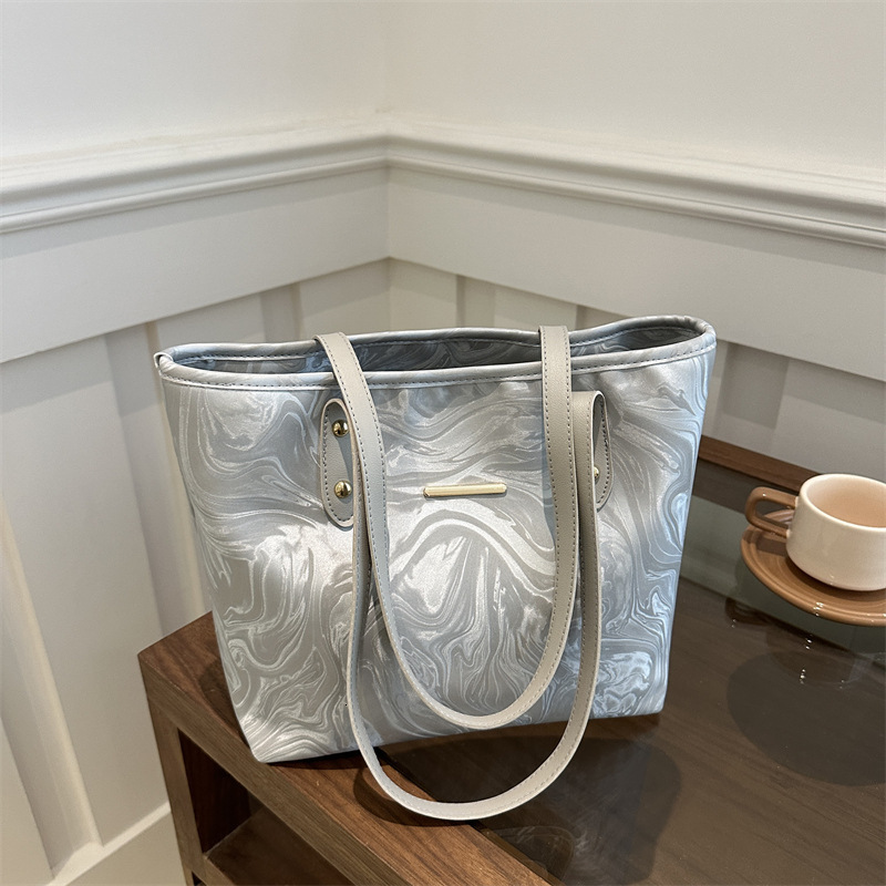 Women's new large capacity commuting style shoulder bag, niche, simple, fashionable handbag designer, women's crossbody bag