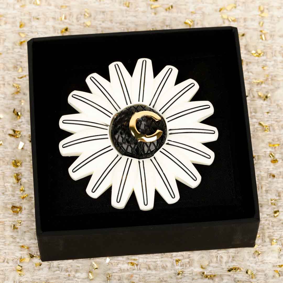 Luxury quality flower shape stud earring with black and white color design Brooch in 18k gold plated have stamp PS6629A
