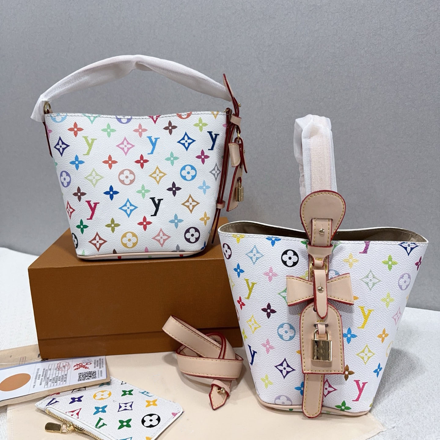 Free shipping designer women's shoulder bag, casual and fashionable outdoor white handbag, printed bucket