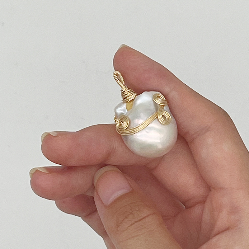 Chic Artisanal Pearl Neckpiece with Ornate Pendant Accents - Baroque Style Jewelry Accessory