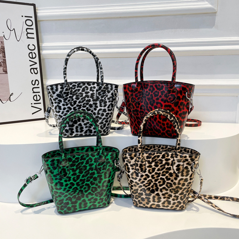 Top brand high-quality new free designer bag wholesale fashion leopard print bag 2025 new European and American handbag crossbody bag new free designe