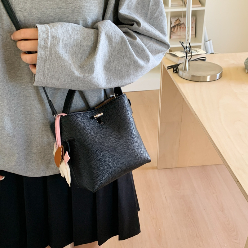 designer Minimalist Casual Lychee Texture Handheld Bucket Bag for Women 2025 New Versatile Fashion Crossbody Bag with High-end Feel Handbag