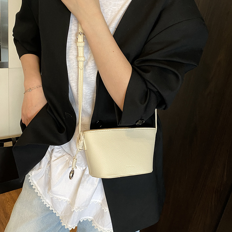 designer Niche Korean Style Fashion Casual Shoulder Bag Women's 2025 Versatile Small Crossbody Bag Commuter Bucket Bag