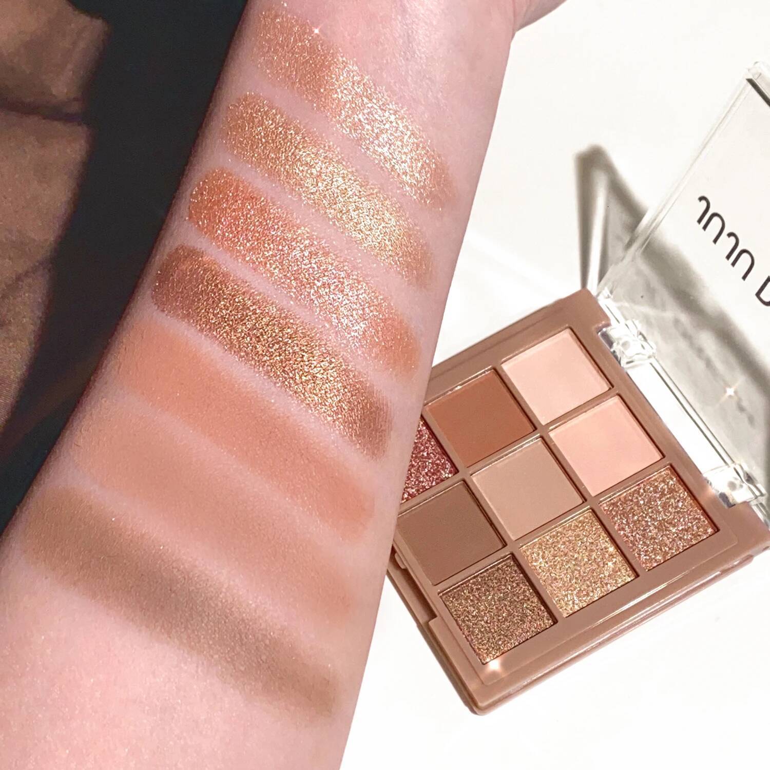 Nine-color Jiugong grid pearl matte flash hazelnut cocoa eye shadow plate