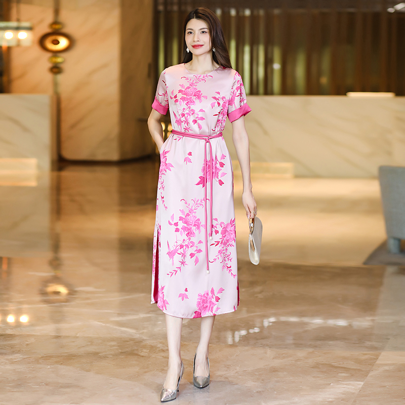 Elegant Full-Length Ladies' Maxidress Featuring Stylish Sleeves