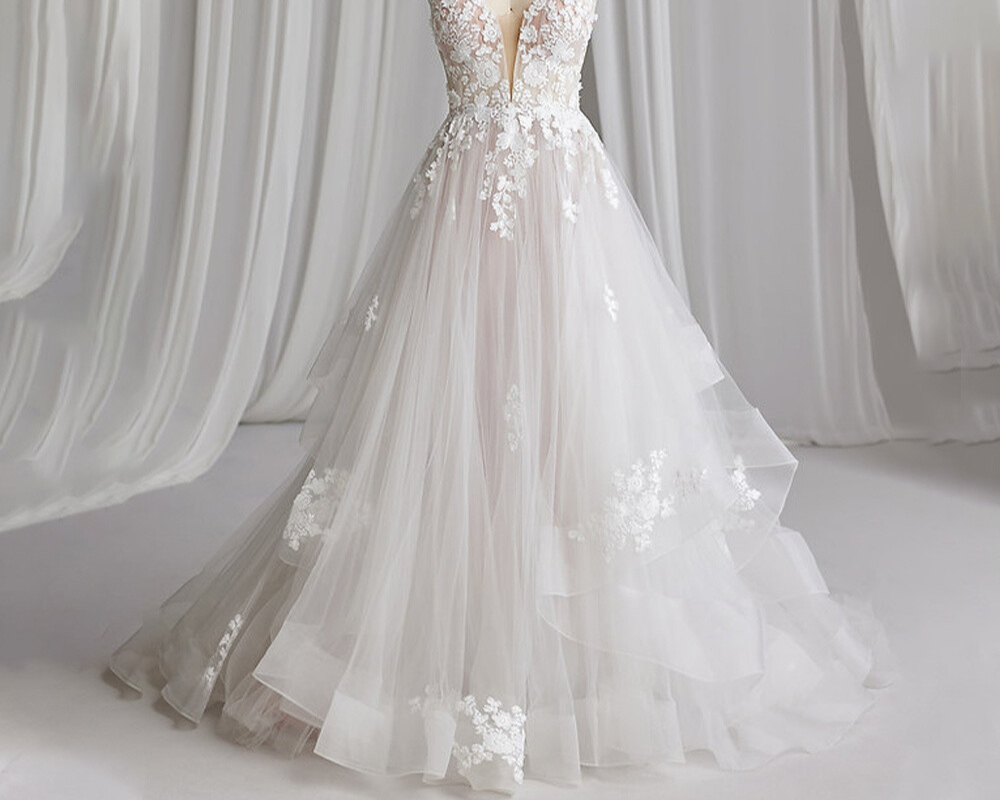 Beach Pleated Tulle Wedding Dresses Sexy Deep V-Neck Sleeveless Blackless Lace Appliques Elegant A-Line Bridal Gowns