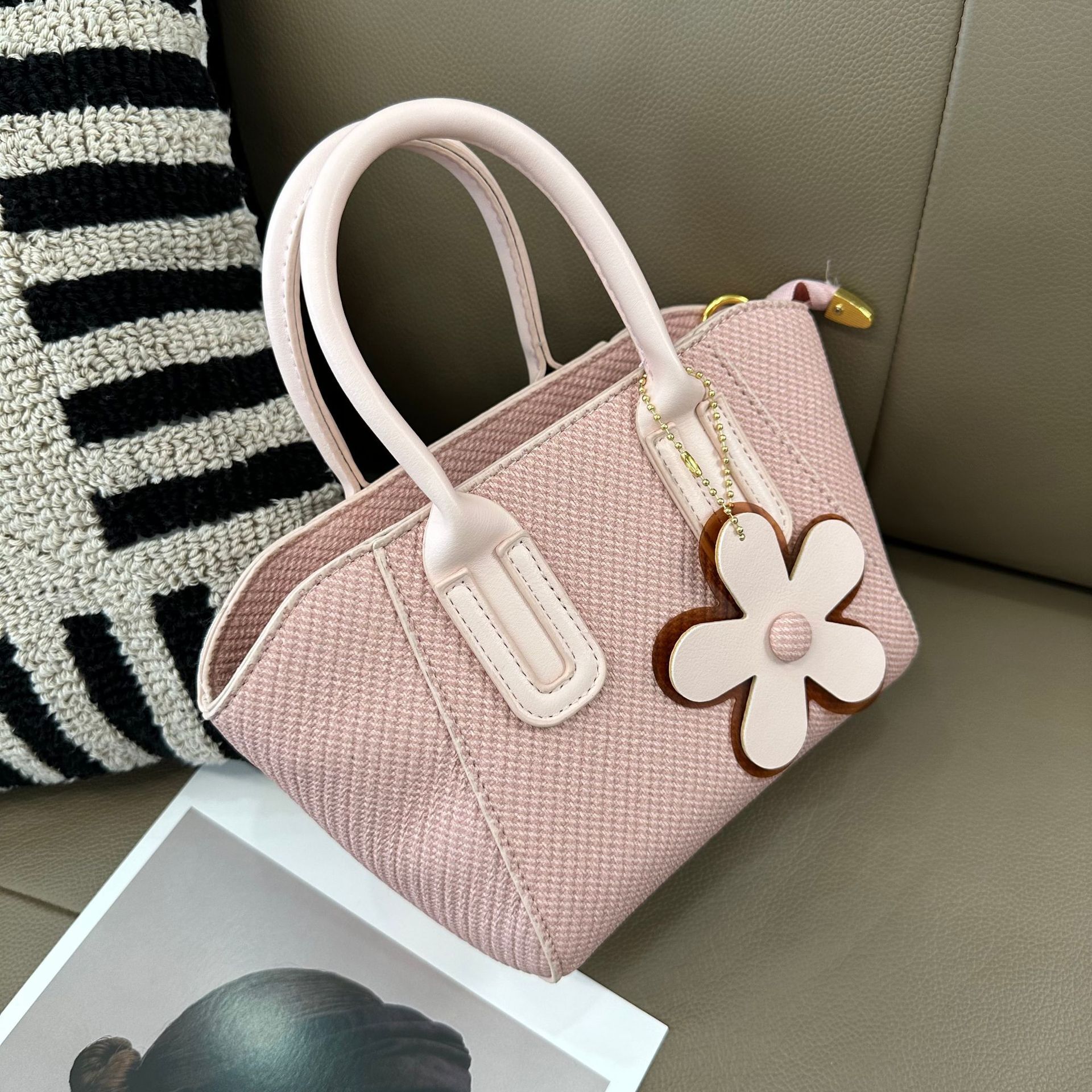 designer 2025 New Summer Single Shoulder Crossbody Bag High-end Handbag Korean Fashion Versatile Commuter Bag with Pendant Decoration