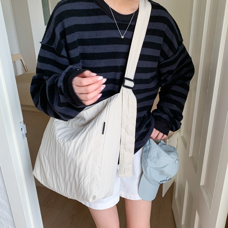 designer Pleated Shoulder Bag for Women New Simple Texture Bag Versatile Commuter Underarm Large Capacity Crossbody Tote Bag for Women