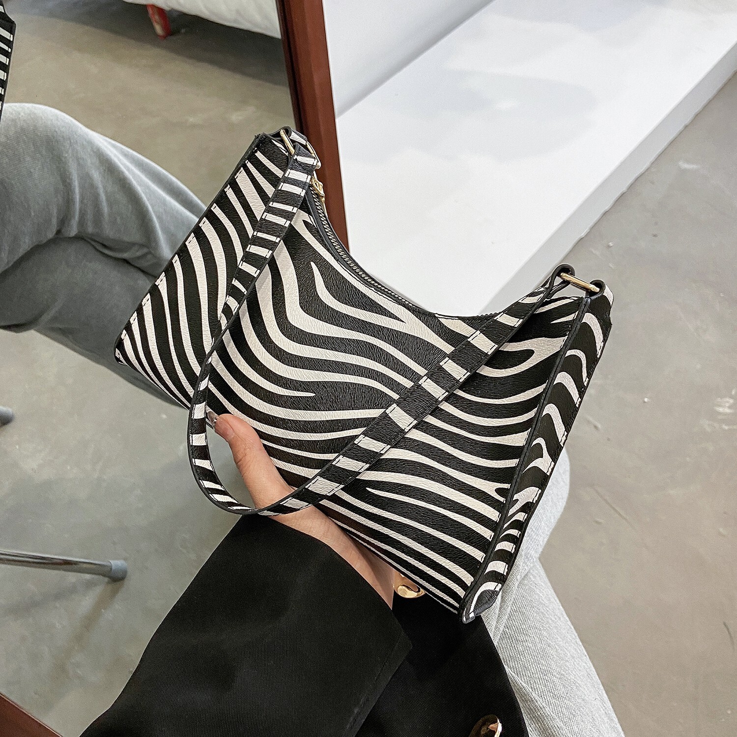 Top brand new free designer bag cross-border European and American high-end armpit bag spicy girl bag handbag fashionable shoulder bag brand new free 