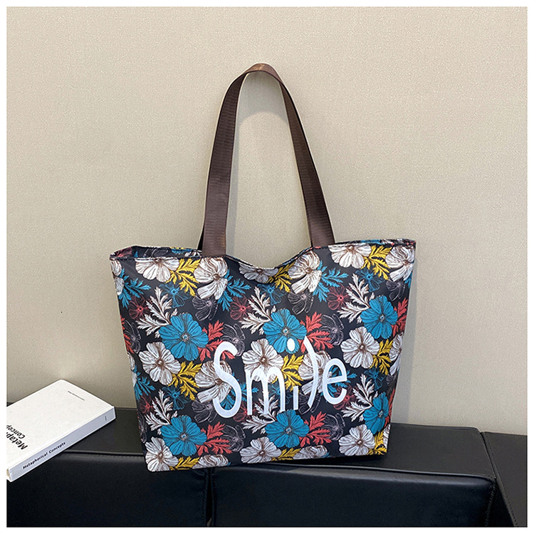 Travel Insulated Handheld Lunch Thickened Waterproof Tote for Students and Office Workers Multifunctional Crossbody Bag