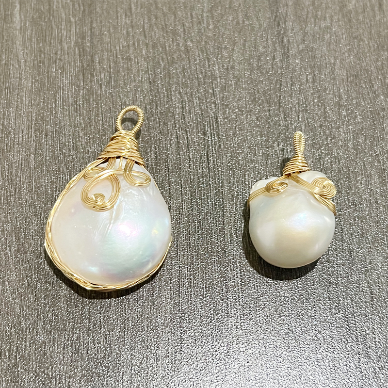 Chic Artisanal Pearl Neckpiece with Ornate Pendant Accents - Baroque Style Jewelry Accessory