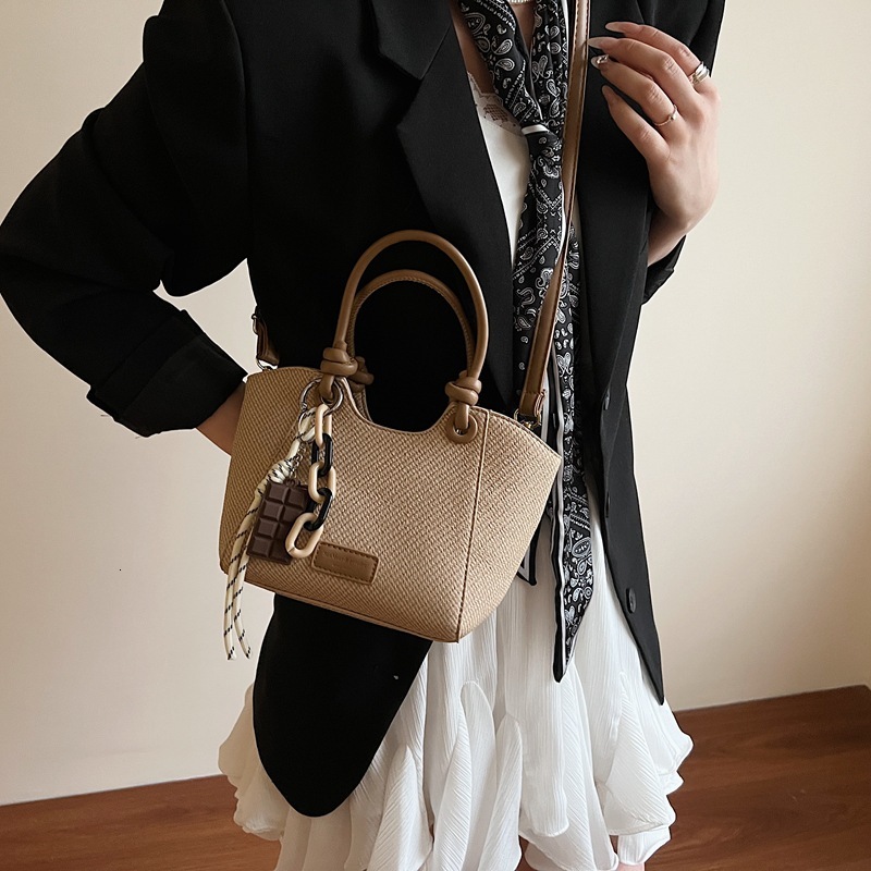 designer Trendy Fashion Handheld Bucket Bag for Women 2025 New Commuter High-end Woven Pattern Fashion Single Shoulder Crossbody Bag