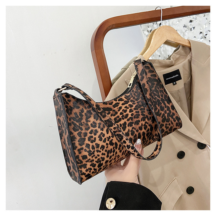 Top brand new free designer bag cross-border European and American high-end armpit bag spicy girl bag handbag fashionable shoulder bag brand new free 