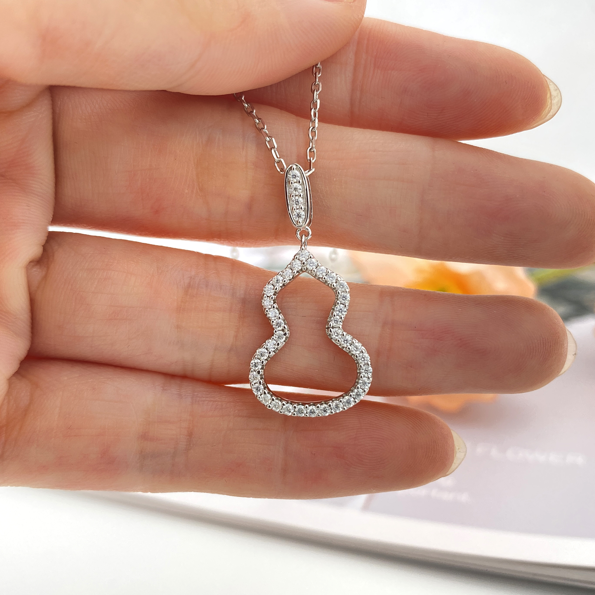 Fashion 925 Silver Moissanite Pendant Necklace 18K White Gold Plated Gourd Shape Fine Jewelry Moissanite Diamond Pendant Necklace for Women