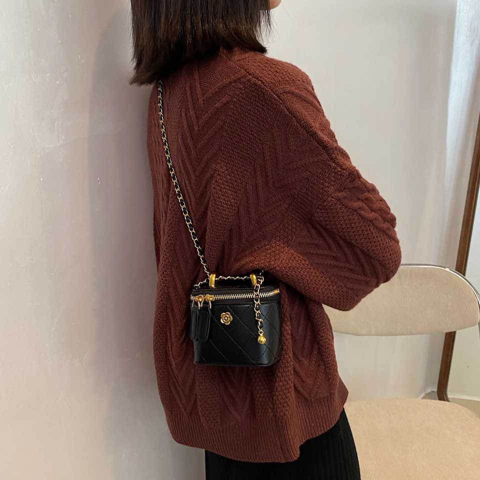 A small handbag made of exquisite colored PU material fashionable and popular styles improves temperament. Y250603