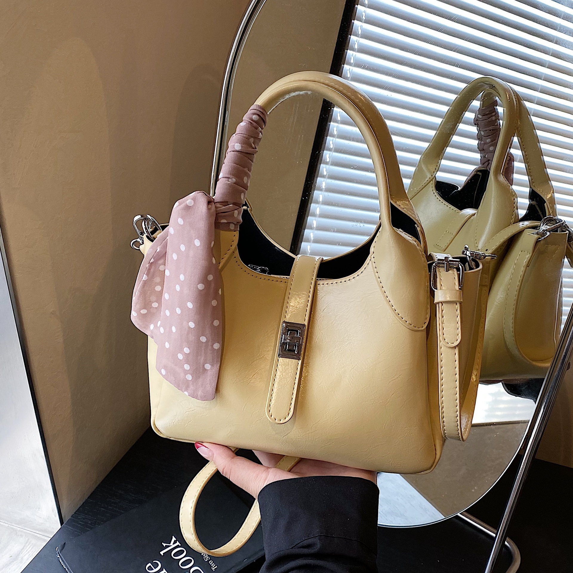 designer Niche Design Basket Bag Handbag for Women 2025 New Office Commute Handheld Bag Crossbody Bag Small Tote Bag