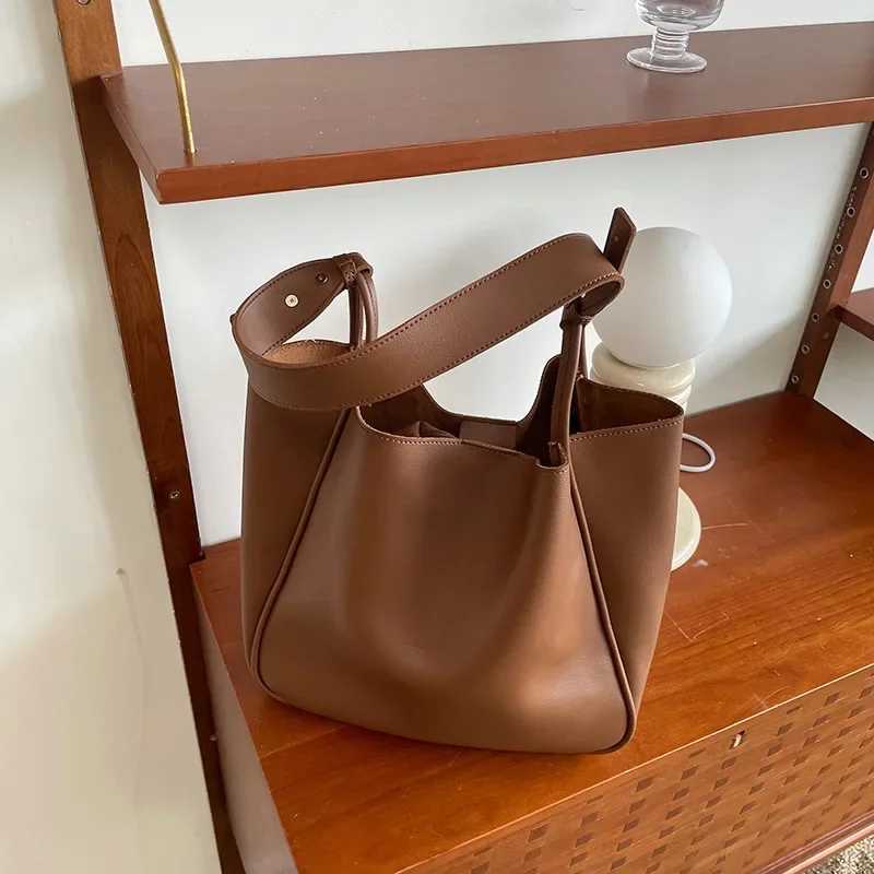 Large Capacity Womens Fashionable Vintage Commuter Tote Bag Niche Single Shoulder Underarm Bag Versatile For Work And Daily Use W250602