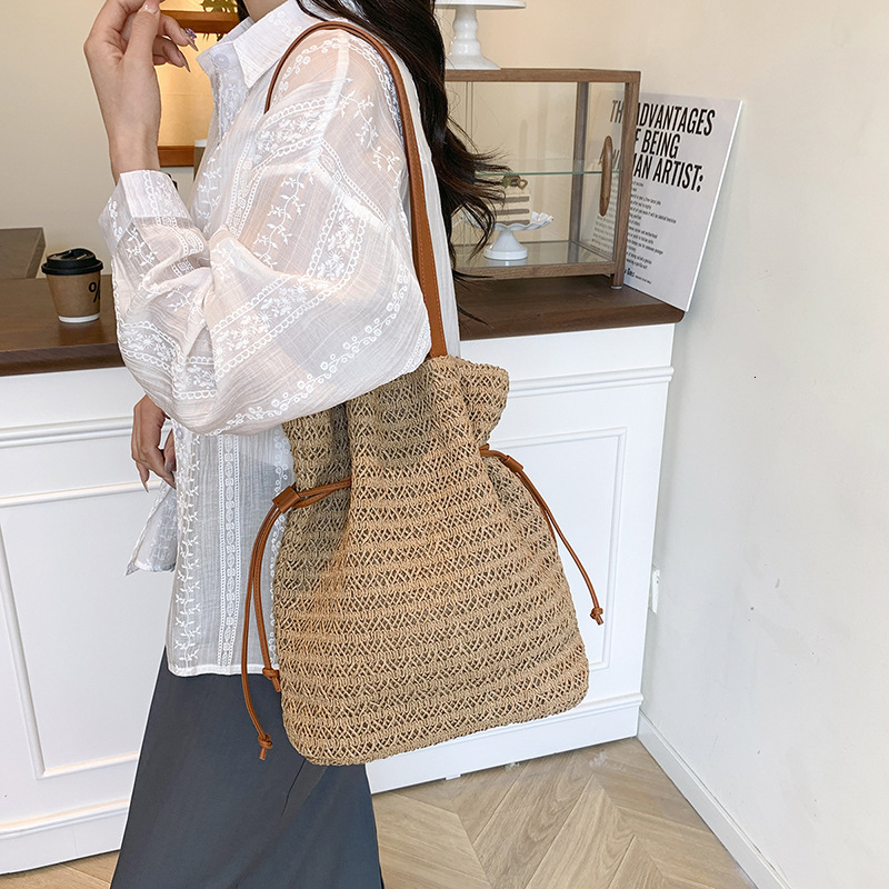 designer Casual Handmade Straw Shoulder Bag for Women 2025 New Summer Beach Vacation Large Capacity Drawstring Tote Woven Bag