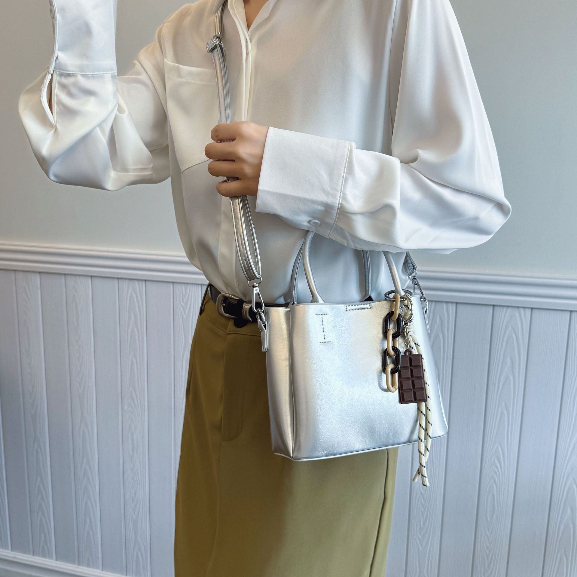 designer Vintage Oil Wax Leather Shoulder Bag for Women 2025 New Trendy Fashion Versatile Handbag High-end Commuter Crossbody Bag
