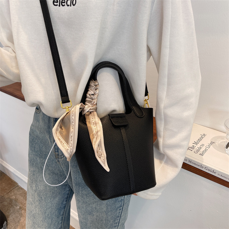 designer Fashion Crossbody Bag for Women 2025 New Stylish High-end Retro Handbag Simple Shoulder Bag