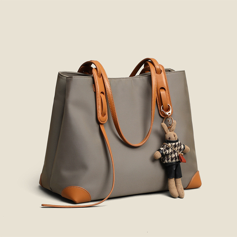 Advanced Oxford Fabric Synthetic Leather Designer Bag 2025 Summer New Fashion Large Capacity Soft Leather Hand-held Commuting Shoulder Bag Women'