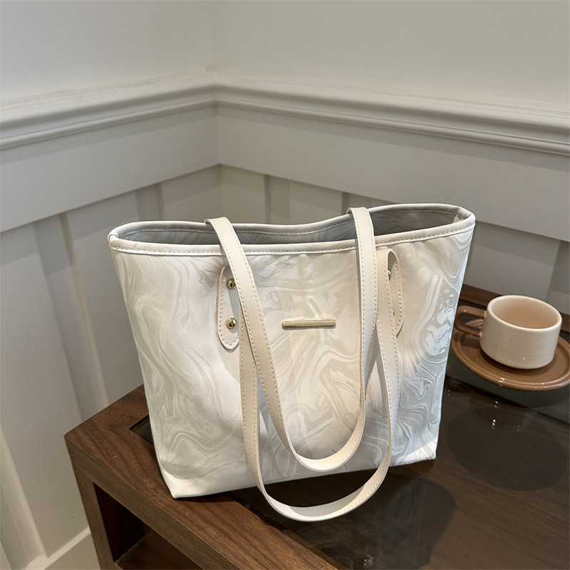 Women's new large capacity commuting style shoulder bag, niche, simple, fashionable handbag designer, women's crossbody bag