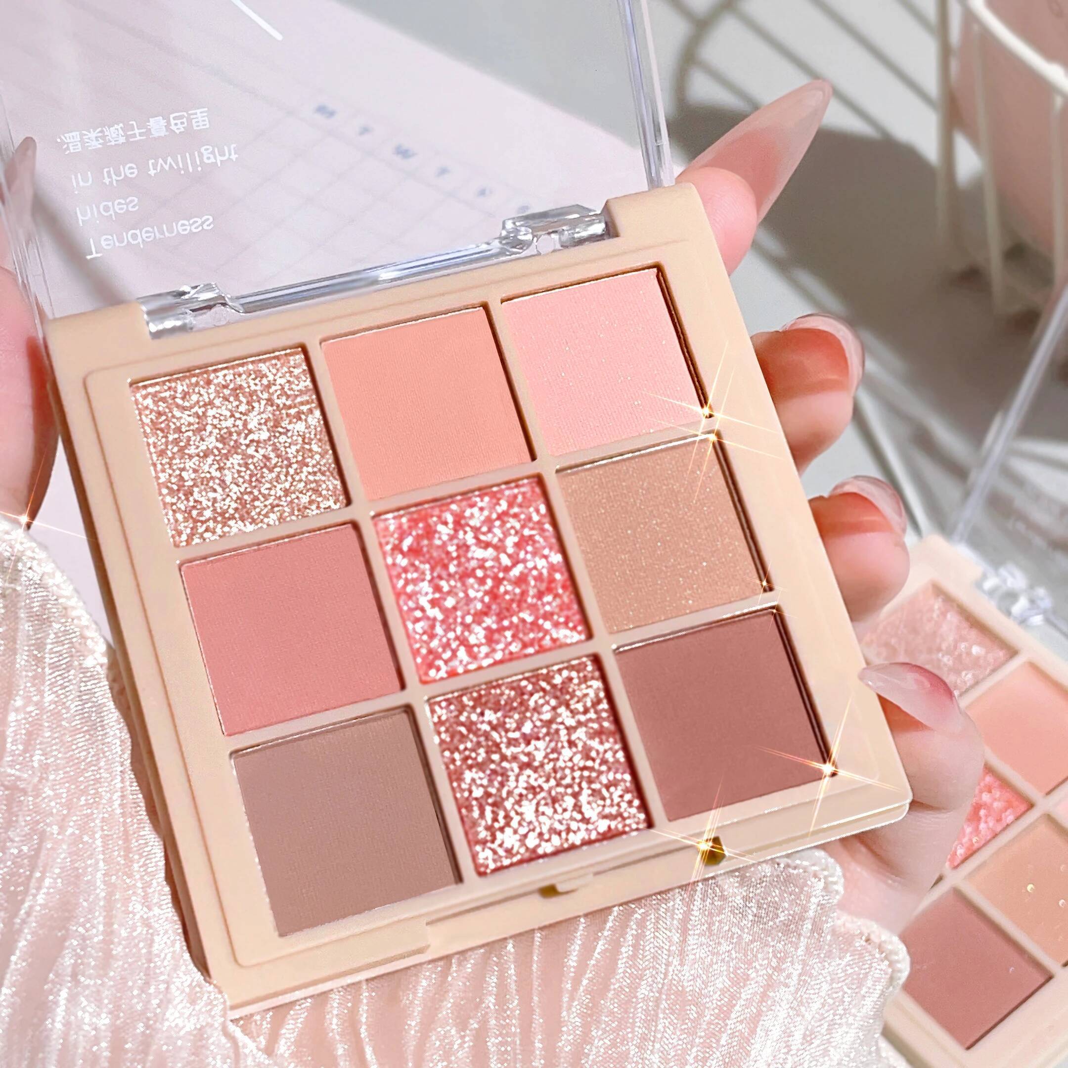 Nine-color shadow palette, matte pearlescent powder hot tone, charming eye makeup, easy to deal with various ocns.
