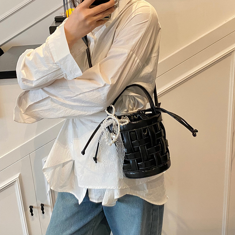 designer Niche Woven Handbag for Women 2025 New Fashion Simple Versatile Crossbody Bag Summer Handbag Bucket Bag
