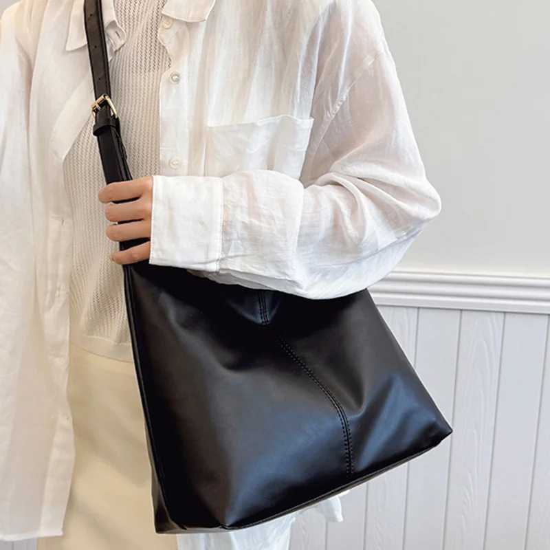 Vintage Large Capacity Shoulder Bag for Women with Soft Solid Crossbody Bag Retro For Commute Y250603