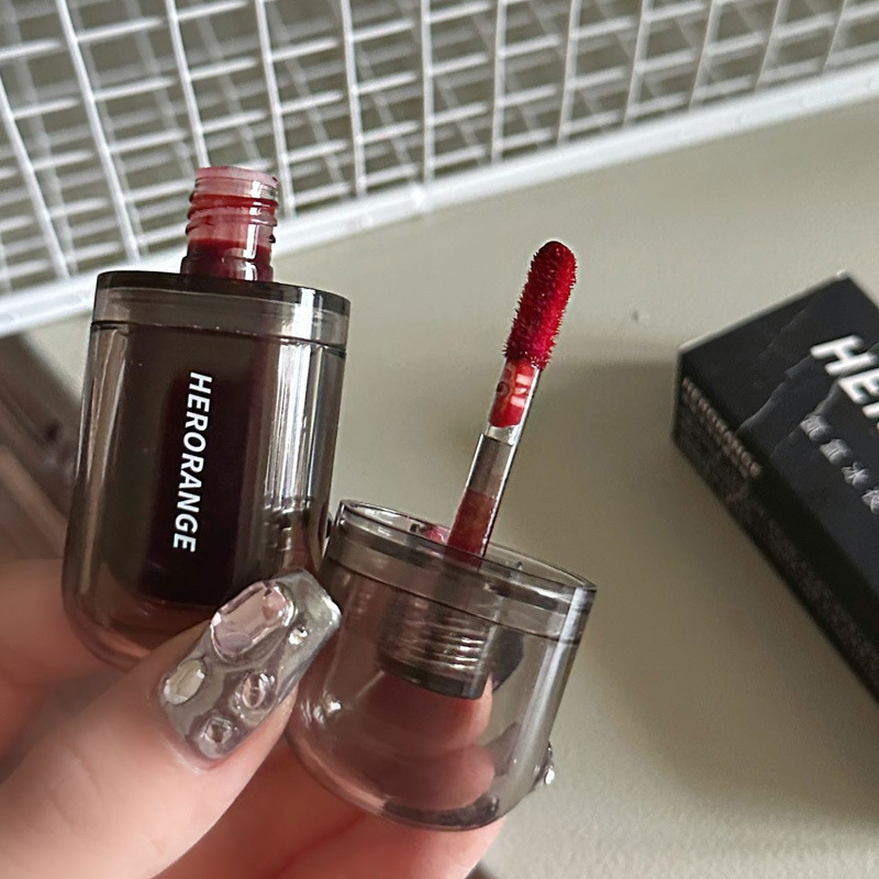 HERORANGE Ethereal Ice Night Mirror Lipstick Is Long-lasting And Not Prone To Fading Providing A Natural Look With A Hydrated Glassy Finish