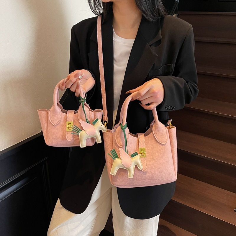 designer 2025 New Stylish Solid Color Versatile Handheld Bucket Bag for Women Korean Version Casual Simple Commuter Shoulder Crossbody Bag