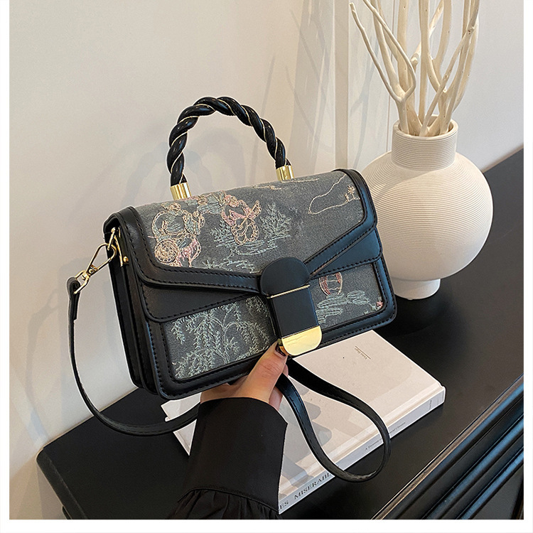 High Quality New Style 2025 New Style Butterfly Bags Small Square Bag Simple Shoulder Crossbody Bag Fashion Handbag for Women New Free Delivery Design