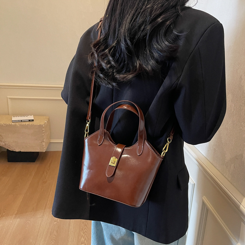 designer Korean Solid Color Large Capacity Handheld Bucket Bag for Women 2025 New Versatile Simple Crossbody Bag Casual Commuter Shoulder Bag