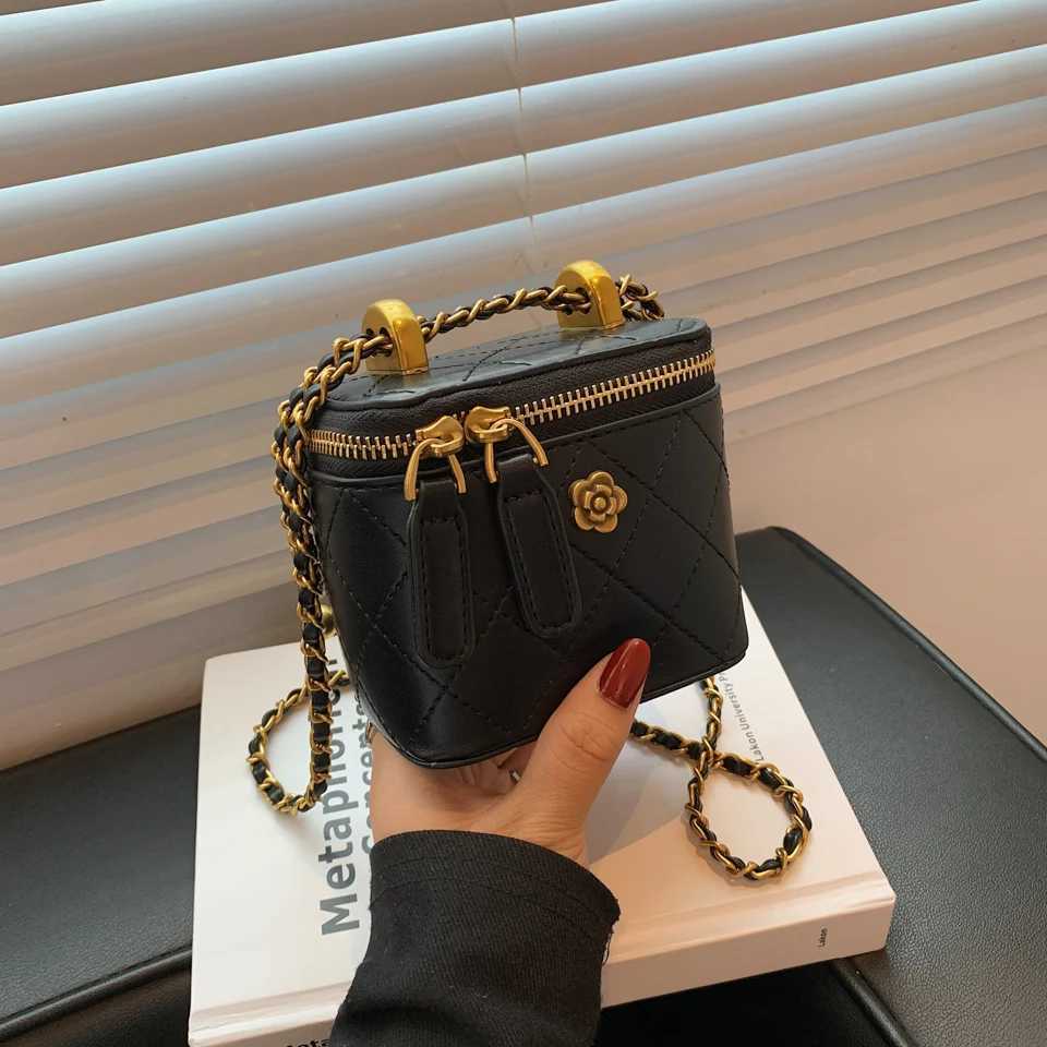 A small handbag made of exquisite colored PU material fashionable and popular styles improves temperament. Y250603