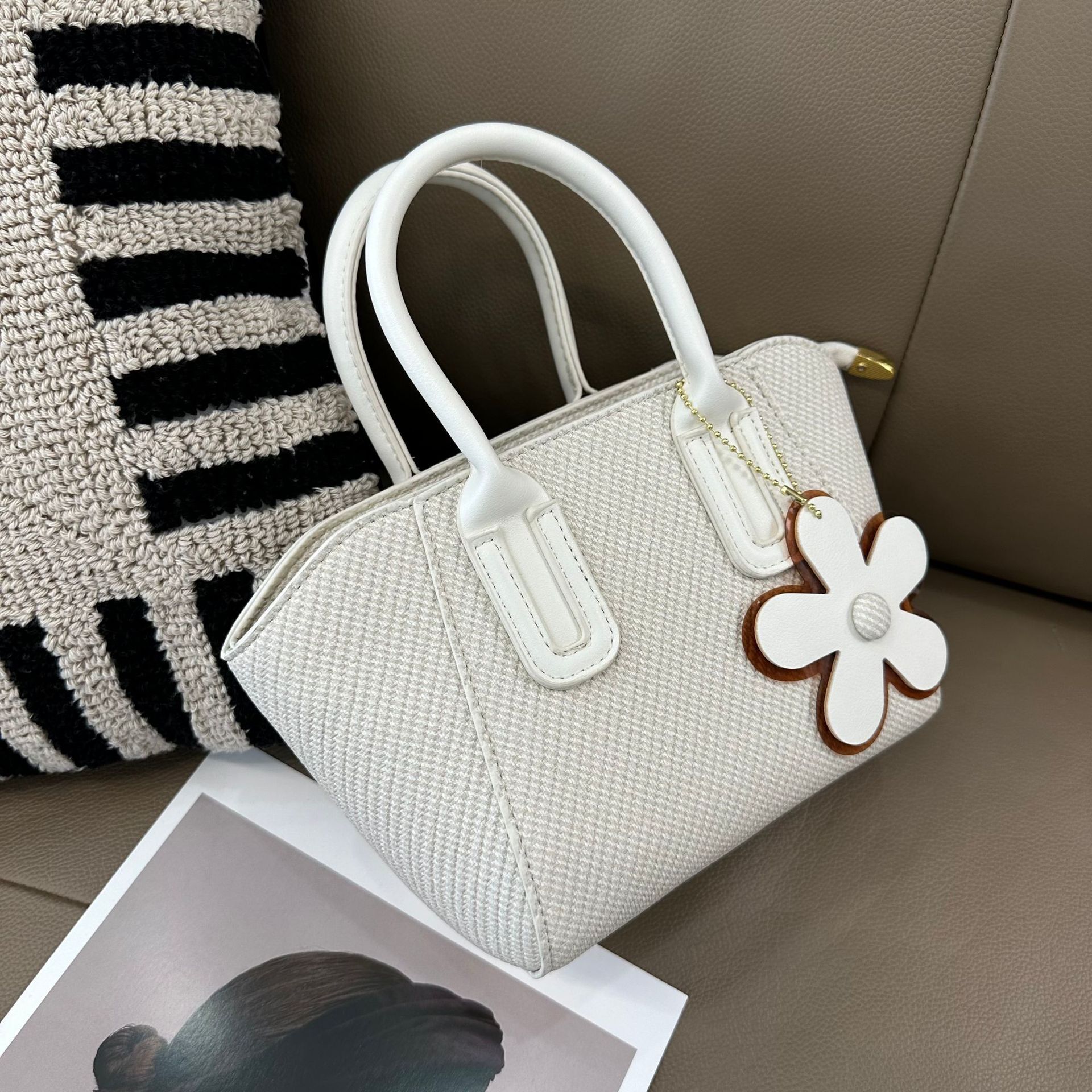 designer 2025 New Summer Single Shoulder Crossbody Bag High-end Handbag Korean Fashion Versatile Commuter Bag with Pendant Decoration