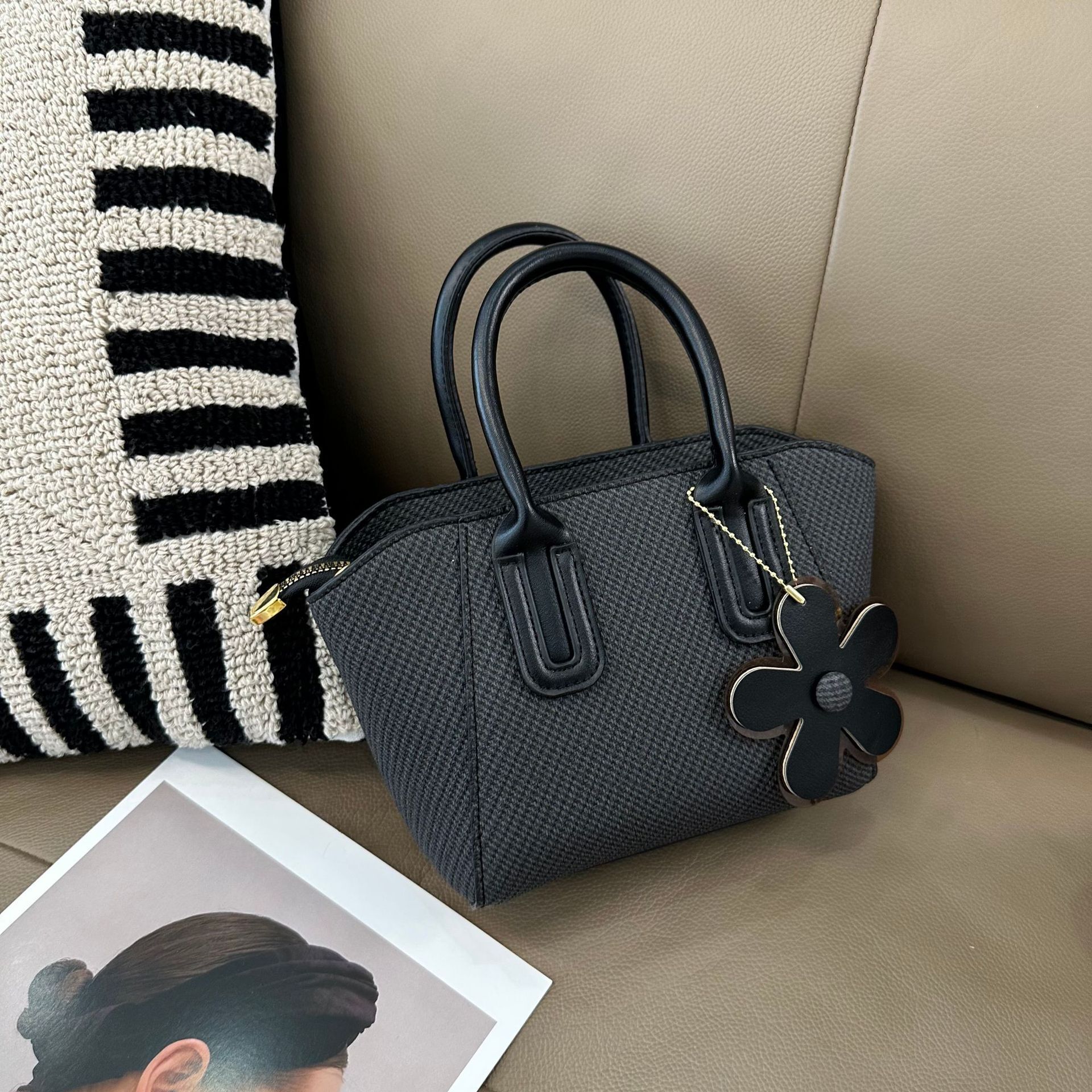 designer 2025 New Summer Single Shoulder Crossbody Bag High-end Handbag Korean Fashion Versatile Commuter Bag with Pendant Decoration