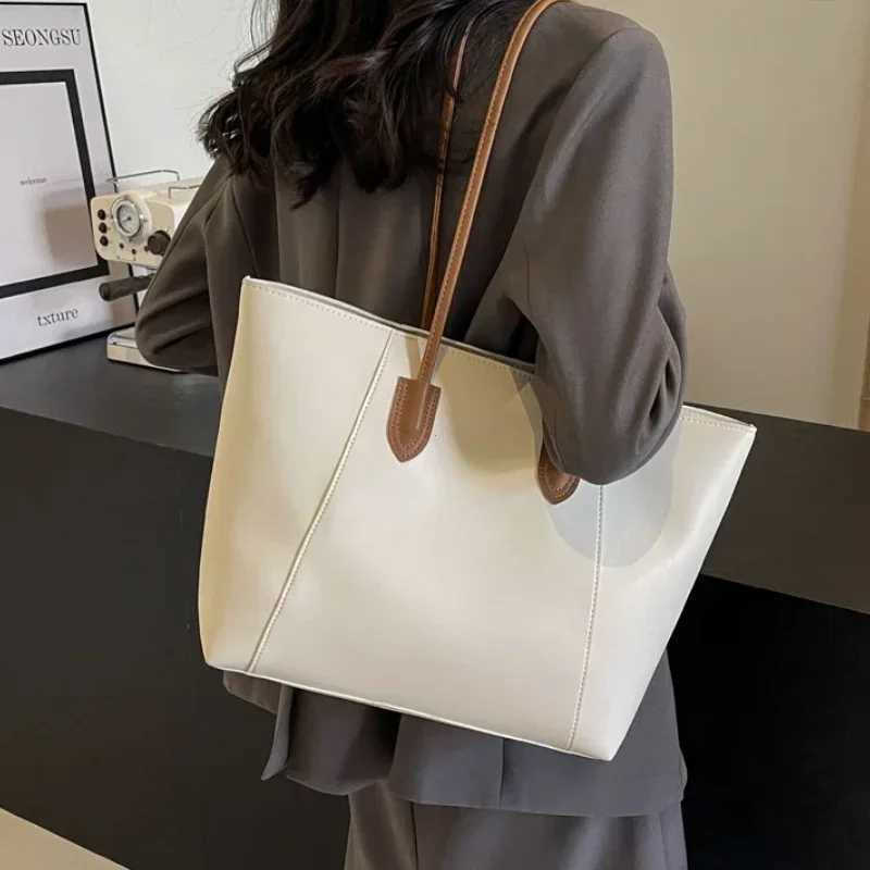 Hot Selling Light Luxury Sewing Thread Pu Zipper Womens Handbag 2025 New Fashionable Womens Commuting Shoulder Bag Tote Bag W250602