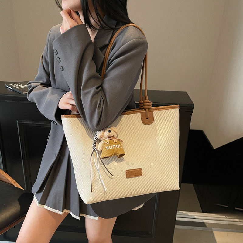 designer Minimalist Stylish Large Capacity Tote Bag for Women 2025 New Fashion Casual Commuter Lightweight Versatile Shoulder Underarm Bag